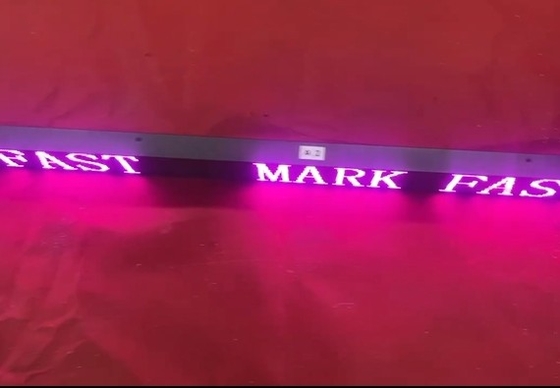 علامة التمرير LED P4RGB المخصصة بطول 7 أمتار مع تصميم قابل للربط وحالة رفيعة