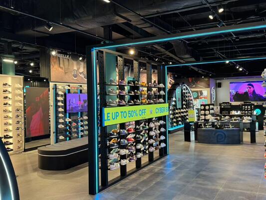 لافتات عرض نافذة LED ذات درجة بكسل مخصصة بإطار من الألومنيوم بتصميم سلس، حلول لافتات رقمية عالية السطوع