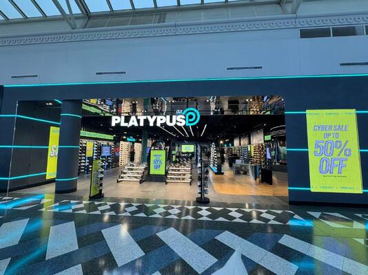 لافتات عرض نافذة LED ذات درجة بكسل مخصصة بإطار من الألومنيوم بتصميم سلس، حلول لافتات رقمية عالية السطوع