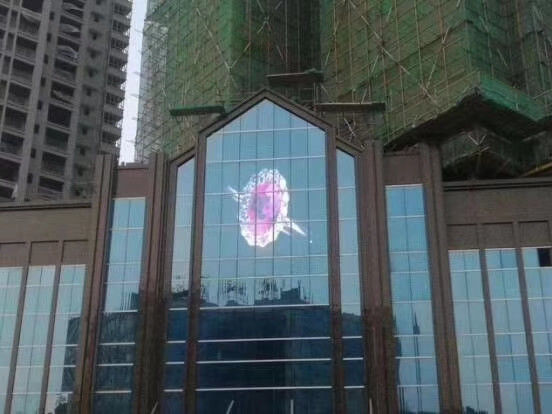 شاشة LED زجاجية شفافة P10.4 فائقة النحافة لنافذة المتجر
